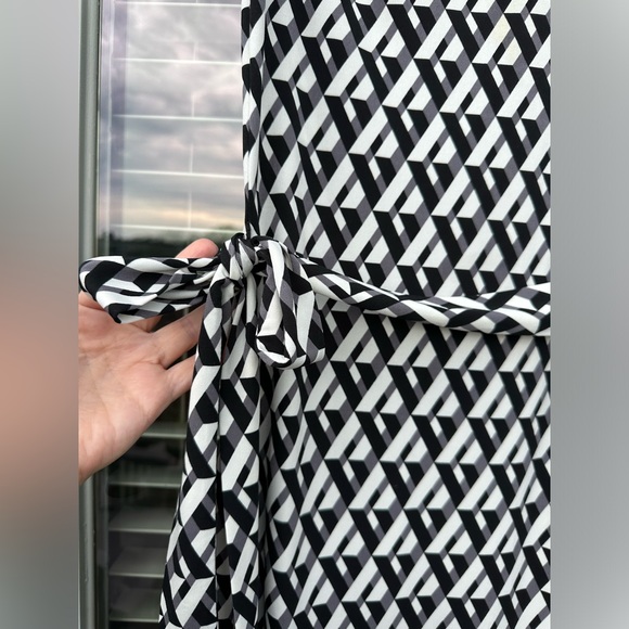 DM Collection Black & White V Neck Geometric Print Dress - Picture 5 of 8